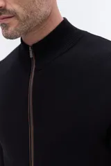 Campera de algodón color bordó con cuello alto, cierre frontal y bolsillos laterales. Presenta un diseño de textura sutil y puños elásticos.