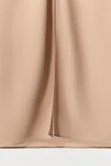 Vestido midi de escote recto y diseño strapless, con corte recto y abertura en la espalda.