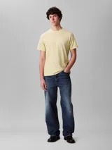 Remera de manga corta color amarillo claro, confeccionada en algodón liso. Presenta cuello redondo y el monograma de Calvin Klein bordado en el pecho.