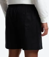 Bermuda verde militar para hombre, confeccionada en tela liviana de viscosa y cáñamo, con cintura elástica, cordón para ajuste y bolsillos laterales.