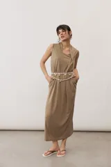 Vestido midi negro sin mangas, con cuello drapeado y diseño holgado.