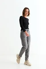 Pantalón de jean estilo mom, de tiro alto y corte recto con largo al tobillo. Presenta un lavado gris gastado con efecto desgastado.