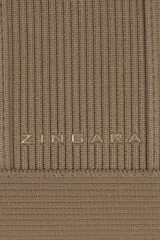 Bolso mini tote color café con diseño acanalado vertical y doble asa corta.