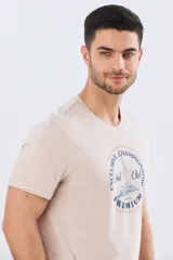 Remera azul marino de manga corta con cuello redondo, confeccionada en mezcla de algodón y poliéster. Presenta un estampado frontal circular de inspiración vintage con diseño de velero y tipografía alusiva a clubes deportivos.