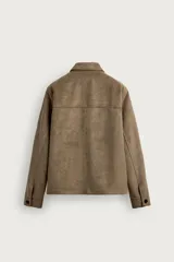 Sobrecamisa regular fit de hombre confeccionada en tejido efecto ante de color verde oscuro, con cuello solapa, cierre frontal de botones, bolsillos de plastrón con solapa en el pecho y bolsillos de vivo en la cadera.