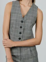 Chaleco sastrero gris con estampado a cuadros, escote en V y cierre frontal con botones.