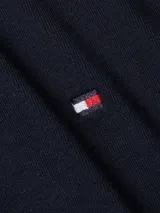 Remera azul marino de manga corta, con cuello redondo y corte slim. Cuenta con un pequeño logo bordado en el pecho.