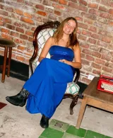 Vestido largo azul de diseño reversible, con top strapless y abertura en la zona del bajo busto. Presenta una falda amplia con caída fluida.