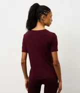 Remera deportiva de manga corta y cuello redondo, confeccionada en poliamida con tecnología seamless que reduce las costuras para mayor comodidad y ajuste al cuerpo.