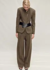 Pantalon de vestir de tiro bajo con diseño recto y pinzas delanteras. Cuenta con cierre frontal de botón, gancho y cremallera, además de bolsillos laterales y trabillas para cinturón.