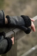 Mitones negros de cuero con borde de corderito.