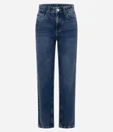 Pantalón de jean con corte recto, tiro medio y cierre frontal con botón y cremallera. Cuenta con bolsillos laterales y traseros, además de trabillas para cinturón.