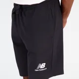 Short New Balance de felpa francesa color negro, con cordón ajustable en la cintura y el logo de la marca estampado en blanco en la pierna izquierda.