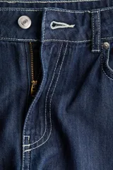 Jean de cinco bolsillos en denim rígido, de corte wide leg y tiro regular, con piernas amplias y costuras en contraste.