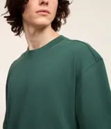 Remera de corte relaxed, confeccionada en algodón de tejido grueso con cuello redondo y mangas cortas.