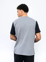 Remera deportiva Umbro de corte clásico, color gris con mangas cortas blancas y logo de la marca en el pecho.