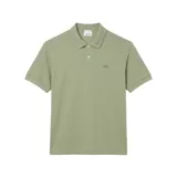 Remera polo Lacoste de manga corta, confeccionada en tejido de piqué color verde oliva. Presenta cuello clásico, cierre frontal con dos botones y el icónico logo del cocodrilo bordado en el pecho.