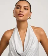 Top de mujer color azul marino con efecto satinado, diseño de cuello halter y escote drapeado (escote degagê o cuello boba).