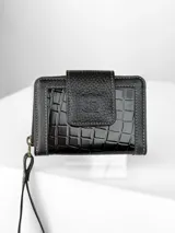 Billetera de cuero negro con diseño combinado de textura lisa y textura croco, con cierre perimetral y tira de muñeca.