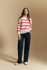 Sweater de tejido de punto con diseño de rayas horizontales en color azul marino y terracota, de cuello redondo y corte relajado.