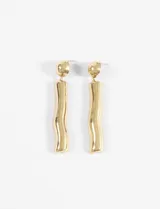 Caravanas largas de acero quirúrgico con diseño de pieza superior semiesférica y colgante alargado de forma ondulada con acabado brillante.