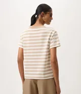 Remera de mujer Marfinno de manga corta, con diseño a rayas horizontales en tonos blanco y beige, y cuello redondo acanalado en color tostado.