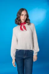 Sweater color beige de lana mohair y acrílico, con cuello redondo y mangas largas.