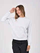 Buzo de tejido liso, color gris melange, con cuello redondo y manga larga.
