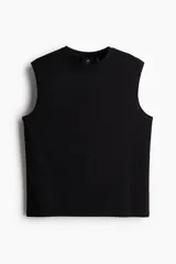 Musculosa de punto liviano con cuello redondo y sisas con ribete acanalado. Presenta un corte estándar y bajo recto, diseñada con tecnología de fibra sintética para transporte de humedad.