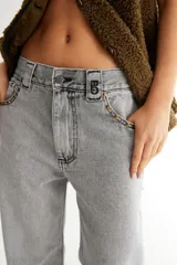 Jean gris de tiro bajo con corte recto, remaches en bolsillos delanteros, bordado BG en pasacintos y bolsillos traseros con tapa y botón.