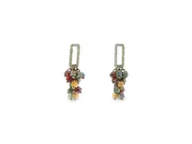 Pendientes de racimo con cascada de cristales facetados multicolor suspendidos de un eslabón rectangular texturizado de metal plateado.