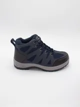 Bota de trekking Forum color azul marino, con paneles de malla transpirable, refuerzos sintéticos en puntera y laterales, y suela de goma gris con relieve antideslizante.
