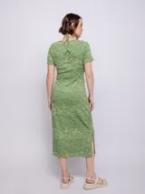 Vestido midi verde con textura jaspeada, escote en V con detalle fruncido y mangas cortas.