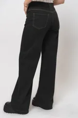 Pantalón jean negro de corte wide leg con costuras en tono beige y tela alicrada.