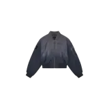 Campera bomber Eme Studios Hornet Gloam, color azul oscuro con efecto degradado. Cuenta con cierre frontal completo, cuello, puños y dobladillo en rib elástico, bolsillos laterales con solapa y un bolsillo utilitario con cierre en la manga izquierda. Incluye detalle de hebilla metálica en el cuello y parche bordado en la manga derecha.