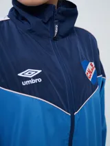 Campera deportiva Umbro del Club Nacional de Football, modelo Sky para mujer. Diseño en tonos azul marino y celeste con detalles en blanco y líneas finas rosadas, cuello alto, cierre frontal y bolsillos.