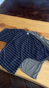 Remera de manga corta ajustada en la cintura, confeccionada en jersey rayado con brillo en tonos azul y plateado, con diseño de rayas horizontales y mangas amplias.