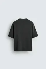 Camiseta de punto con corte boxy fit, cuello redondo y manga corta. Presenta un acabado con efecto lavado.
