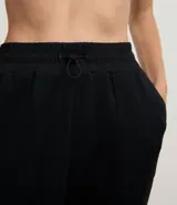 Pantalón deportivo tipo jogger de la marca Get Over, confeccionado en una mezcla de poliéster, modal y elastano. Presenta cintura elástica con cordón de ajuste, bolsillos delanteros amplios y puños elásticos en los tobillos.