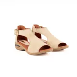 Sandalia baja Vanzetti modelo Grace, con suela de burbuja color beige, talón cerrado de cuero marrón y tiras en el empeine con estampado combinado de leopardo, cuadros y flores, además de hebilla metálica ajustable.