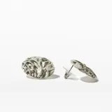 Par de caravanas doradas con diseño texturizado.