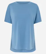 Remera de corte regular y calce amplio, confeccionada en tejido de microfibra suave. Presenta cuello redondo, mangas cortas, aberturas laterales y ruedo redondeado.