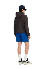 Shorts de algodón color azul, de la colección Benito Antonio x ZARA. Posee cintura elástica con acabado paperbag y cordón ajustable, además de bolsillos laterales y un bolsillo trasero de plastrón.