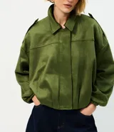 Campera bomber de gamuza sintética color terracota, con cuello clásico, cierre frontal, hombros caídos y puños ajustados.