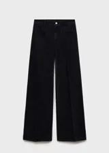 Pantalón de jean negro de corte wide leg, con tiro alto, bolsillos frontales tipo parche y cierre frontal con cremallera y botón.