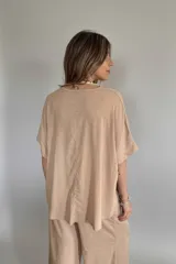 Remerón beige de lino con escote en V y mangas cortas.