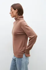 Polera negra de cuello alto y manga larga.