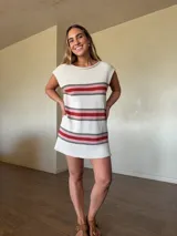 Vestido corto de punto de algodón color bordó, con diseño de rayas horizontales en tonos celestes y rojos, silueta recta y cuello redondo sin mangas.