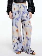 Pantalón de pierna ancha confeccionado en viscosa crinkled con estampa de manchas. De calce relajado y cintura con elástico.