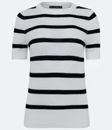Blusa de punto ligero con diseño de rayas horizontales, cuello redondo y mangas cortas. Confeccionada en una mezcla de viscosa y poliamida, presenta un ajuste al cuerpo.